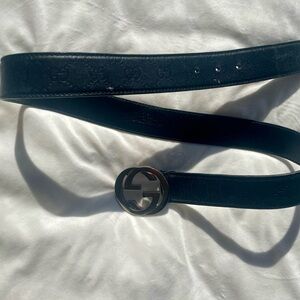 Men’s authentic Gucci GG belt.